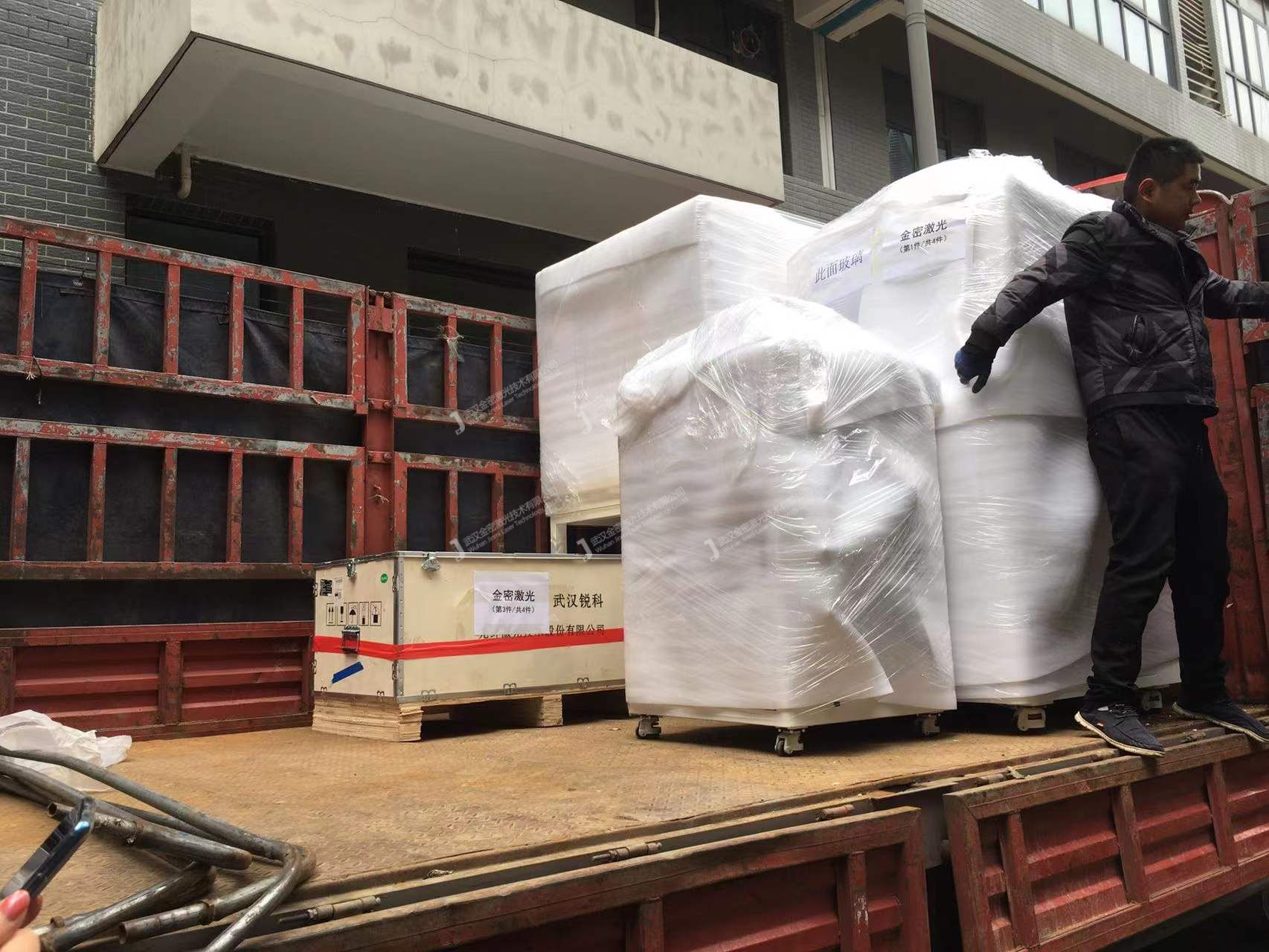 四川某高校密封艙激光熔覆機設備生產完畢，裝車發貨